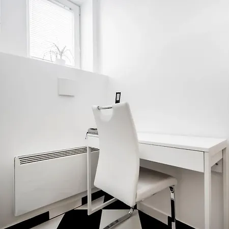 Apartman Black And White
