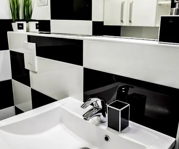 Black And White Apartmán