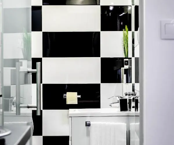 Black And White Apartmán