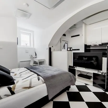 Black And White Apartment *