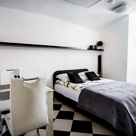 Black And White דירה לובליאנה