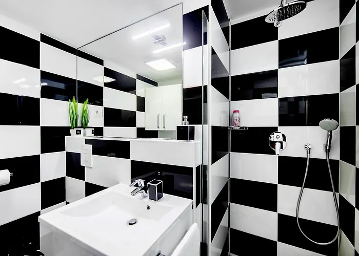 Black And White לובליאנה